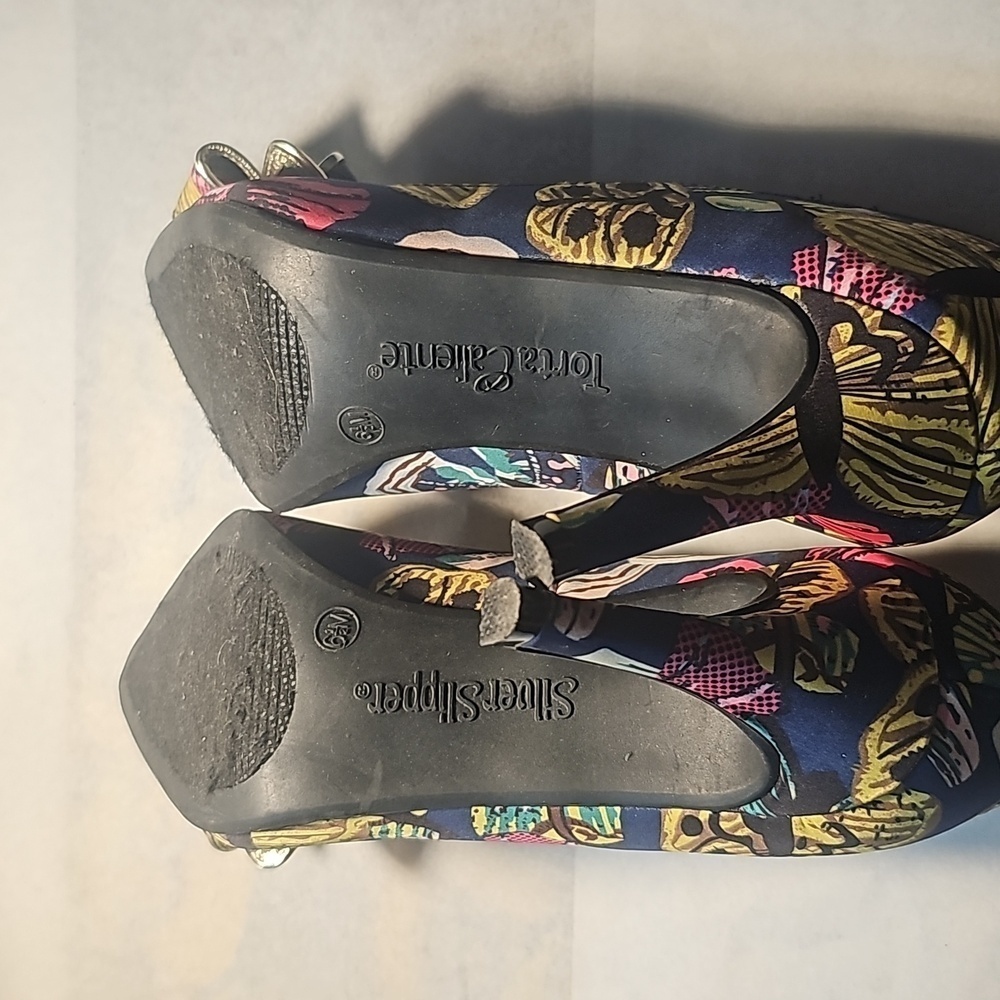 Torta Calente Silver Slipper Heels 👠 - Picture 9 of 12